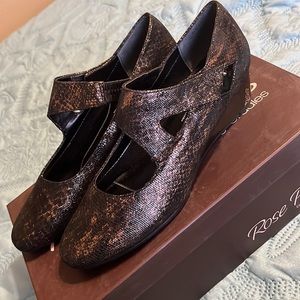 (#105) NWT ladies dress shoes by Rose Petals/Walking Cradles. Size 7N